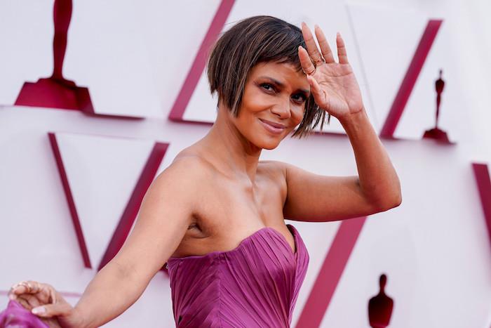frizura za fine lase z otroškimi šiškami halle berry v vijolični obleki na podelitvi oskarjev 2021