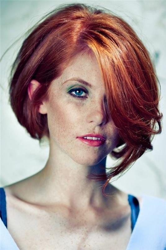 Asimetrična-kvadratna-cut-rdeče-lase-modre-oči-romantična-ženska