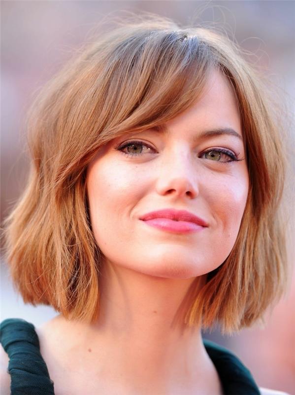 raudona plaukų spalva, švelnus makiažas ant Emma Stone veido