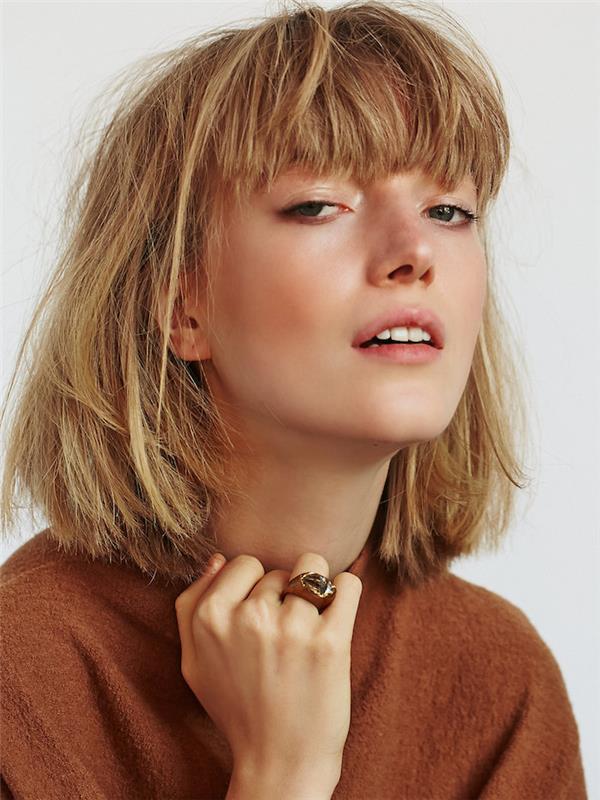 kvadratnega kroja z neurejenimi šiškami in blondinka s karamelnim puloverjem