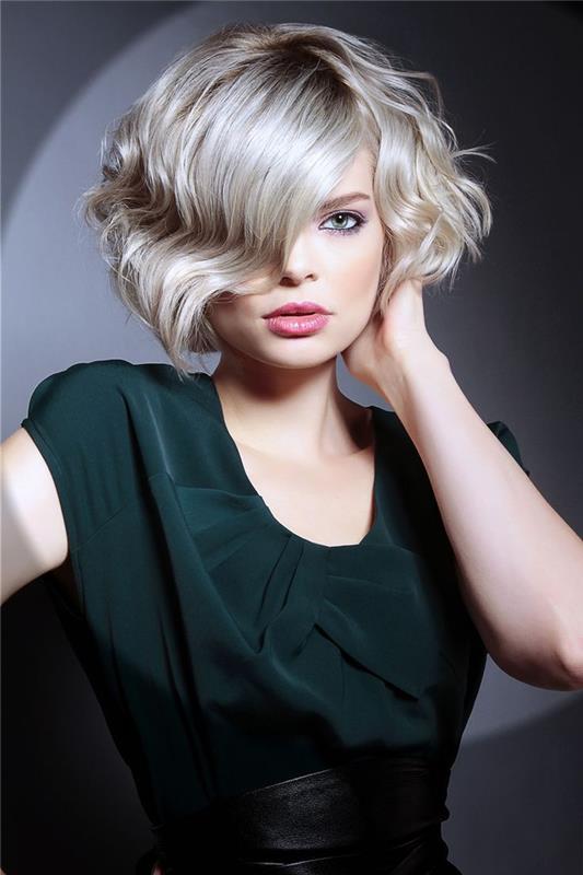 model kratkega kvadratnega kroja, platinasto blond lasje z lahkimi valovi, asimetrična pričeska, elegantna ženska