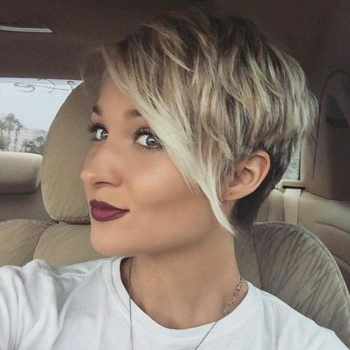 asimetrična-frizura-ženska-s-blond-lasmi