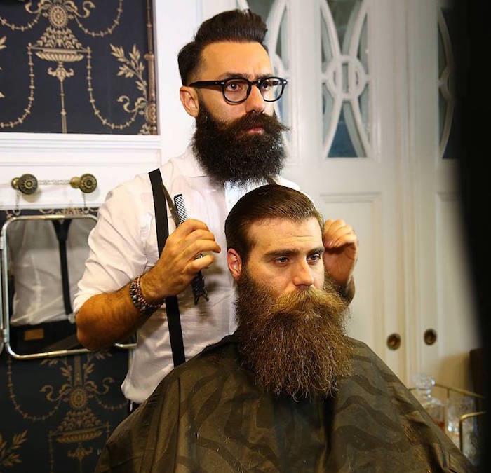 moška frizura z gosto dolgo podrezano brado
