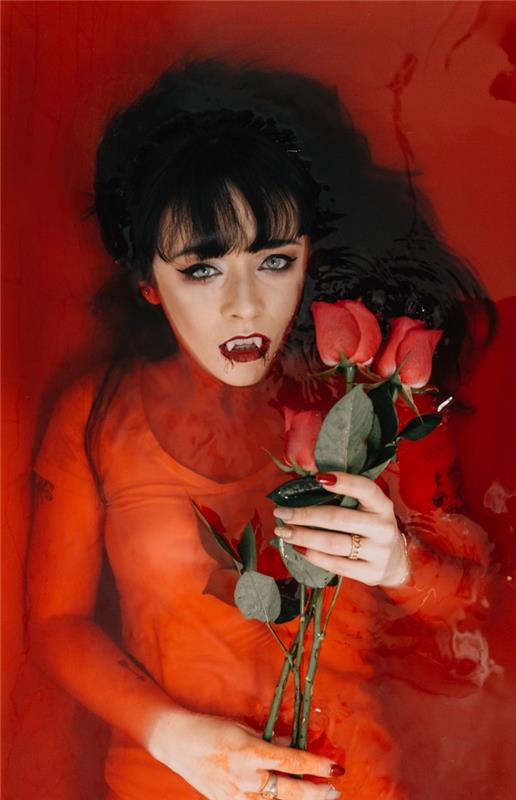 lengvo Helovino makiažo pavyzdys vampyrė moteris su raudonomis lūpomis su iltimis, vampyrės moters apranga