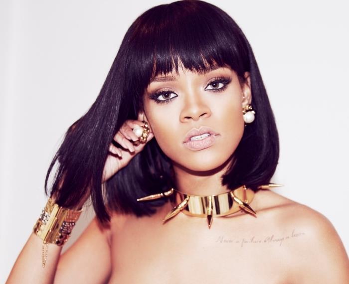 dolg kvadratni rez, pričeska slavne osebe Rihanna, dolga gola manikura za nohte, frizura z šiškami za ženske
