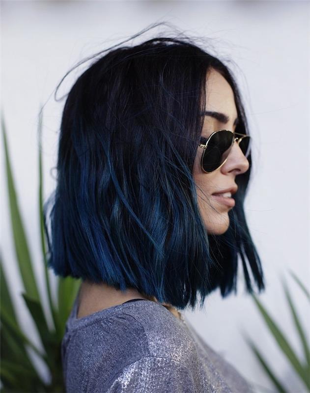 srednje dolga frizura, srednje dolgi zasenčeni kvadratni lasje modre barve s črnimi koreninami, ženska v sončnih očalih