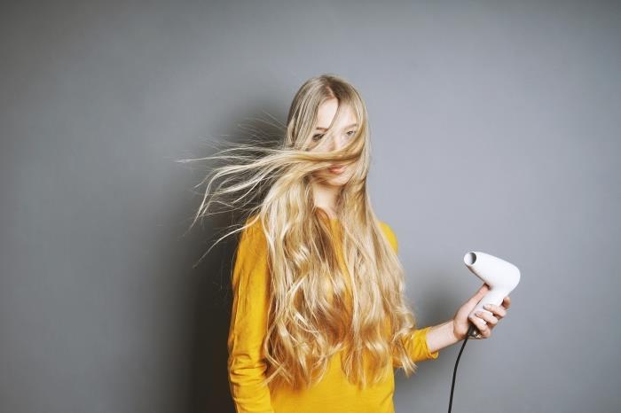 stori plaukai kirpta moteris palaidinė garstyčių geltona priemonė kirpykla ilgi šviesūs plaukai