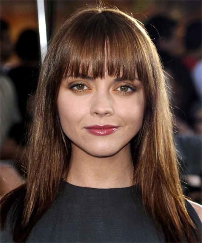 christina ricci in njeni ostriženi okrogli obrazni lasje, gladki rjavi lasje, šiška, preprosta in elegantna ženska pričeska, črna obleka