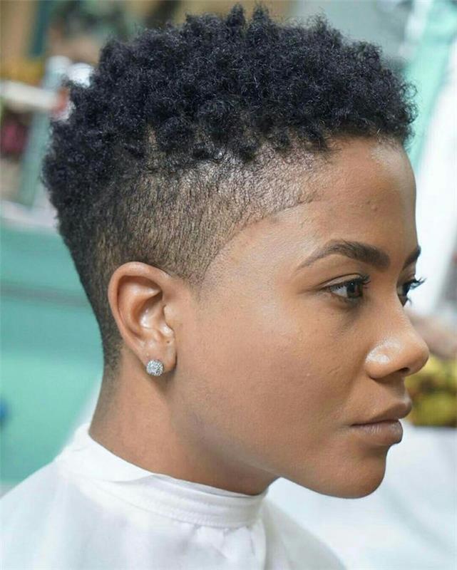 kratka afro frizura črna ženska degradirana zelo kratka