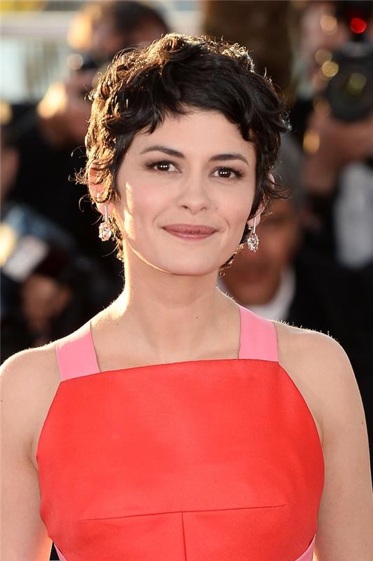 kratek rez z obokanimi resicami, ki ga je ustvarila audrey tautou v večerni obleki iz korale in zelo ženstven videz