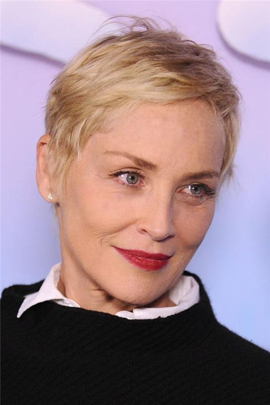 Sharon Stone trumpas kirpimas, juodas megztinis, balti marškiniai, įžymybių stilius