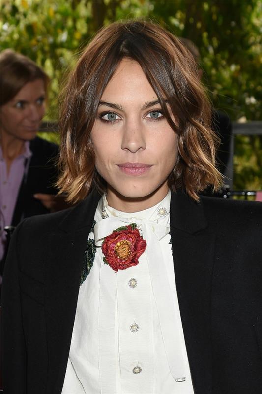 kvadratnega kroja, Alexa Chung z mehko kravato in matriko, majica z vezenino