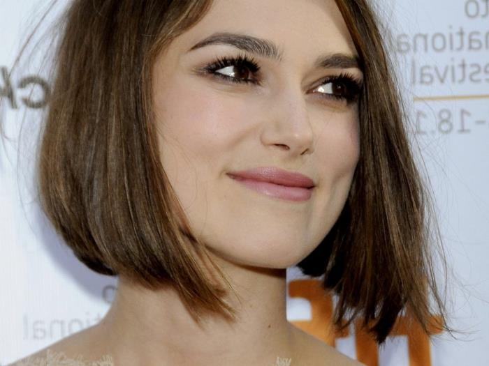 kratka trendovska pričeska, Keira Knightly frizura v kostanjevi barvi, globok kvadrat