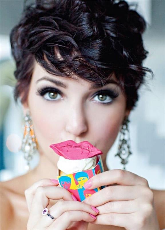 kroj za ženske, pričeska na kratkih kodrastih laseh, model uhanov s kristali
