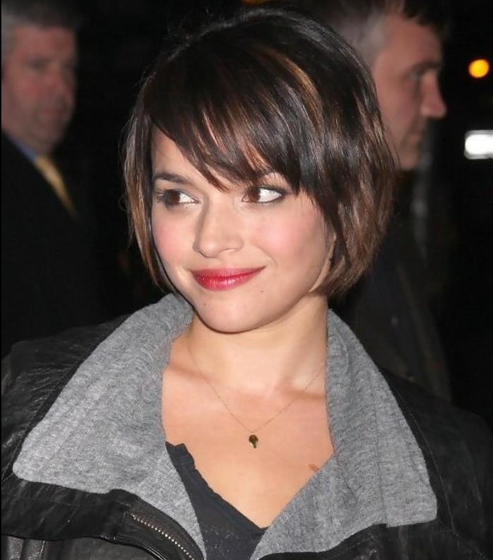 norrah jones, kratka okrogla kosa obraza, asimetrične šiške, pixie, rjavi lasje, svetli poudarki, trendovska kratka pričeska za ženske
