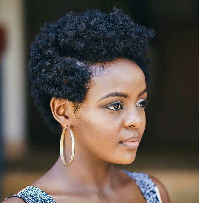 kratki odbitki ukrivljeni lasje afroafriška ženska ideja o črni pričeski