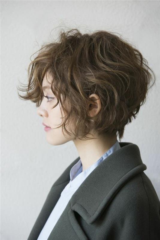 kratka frizura-ženska-valovita-las