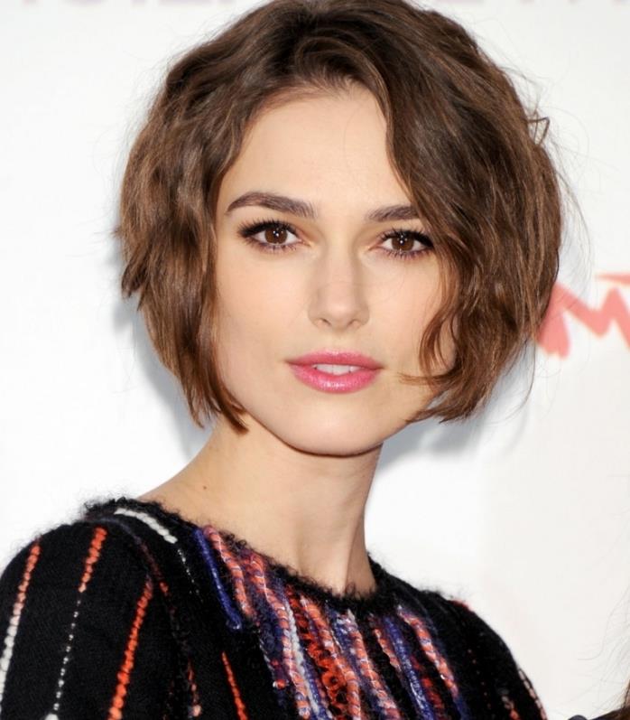 Keira Knightley slavna pričeska s kratkimi lasmi, temno rjave barve las