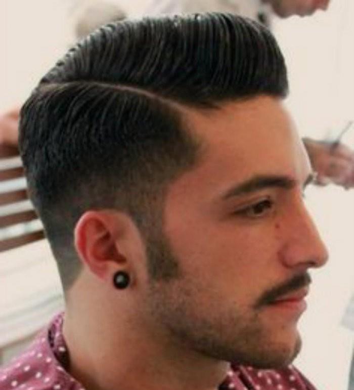 Hipster v stilu pompadourja iz 50. let