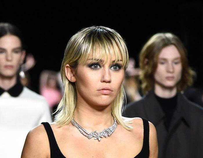 kadınlar için saç kesimi 2021 saç trendi miley cyrus kesim kakül sarı saç