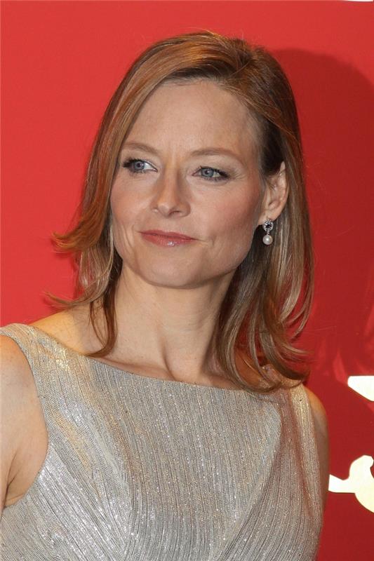 50 metų moters kirpimas Jodie Foster su stilingu makiažu
