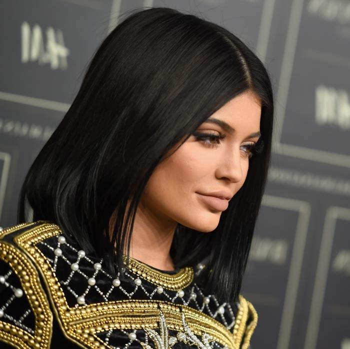 dolga kvadratna pričeska, Kylie Jenner s črnimi lasmi do ramen, naravna ličila z golo šminko
