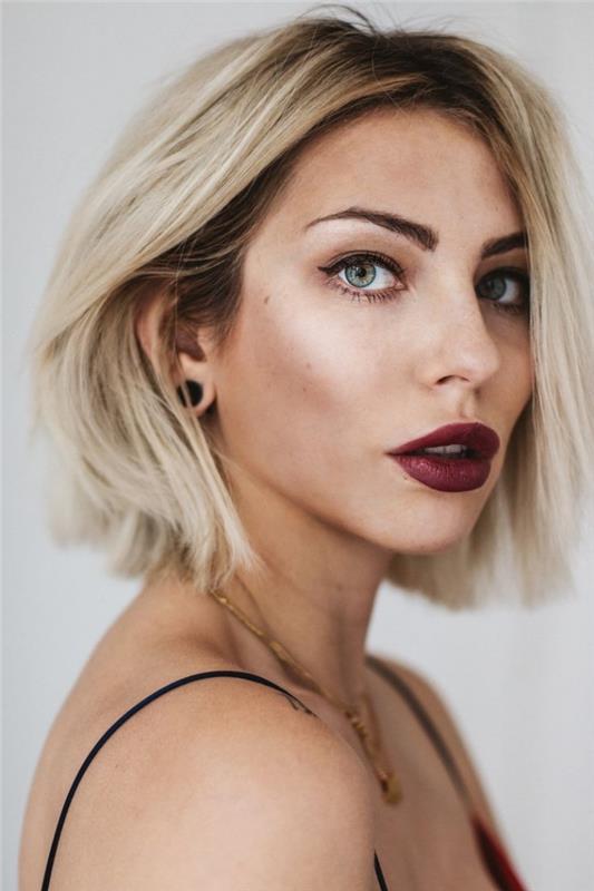 trendovska blond frizura balayage s temnimi koreninami, srednje dolgimi lasmi in ravno žensko