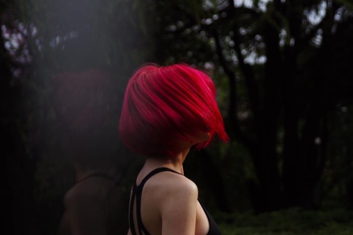 madingi liepsnojančios raudonos spalvos plaukų dažai, trumpas bob kirpimas moterims, raudonos spalvos idėja