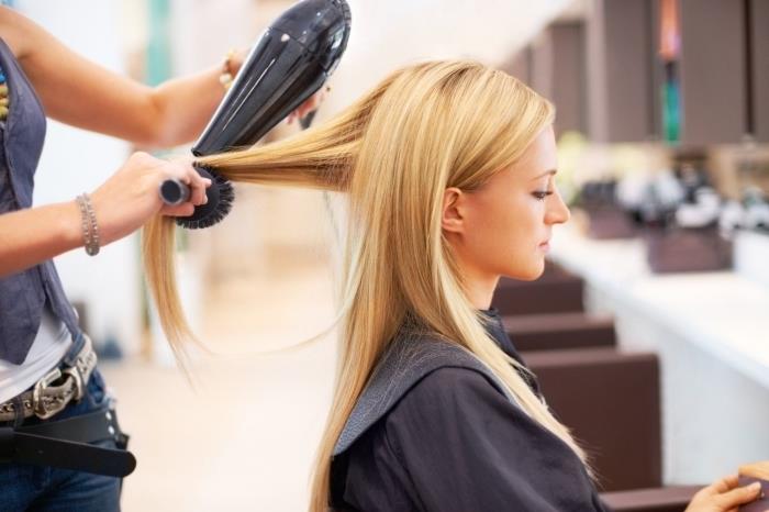 kirpimas moteriai ilgos technikos tiesinant plaukus šepetėliu su plaukų džiovintuvu