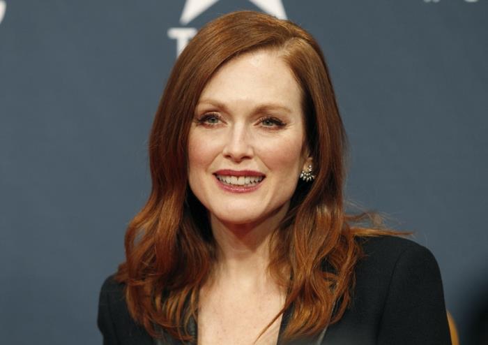 ilga kirpimo moteris, Julianne Moore, puošni plaukų spalva