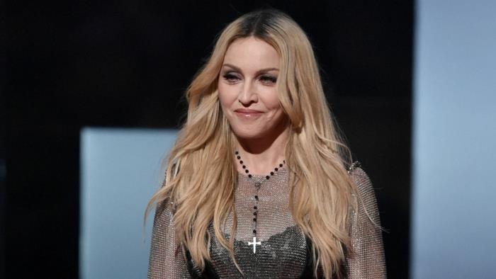 moteris ilgų plaukų kirpimas, Madonna ilgais plaukais, simetriškas išsiskyrimas