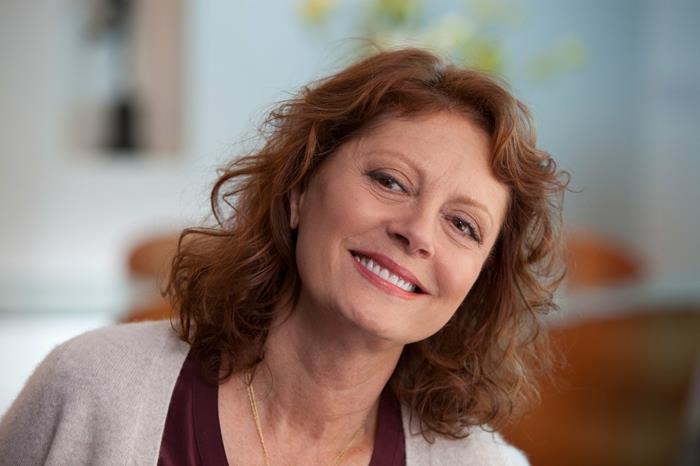 vidutinio ilgio moters kirpimas, garbanotas Susan Sarandon gradientas, pablogėję rudi plaukai