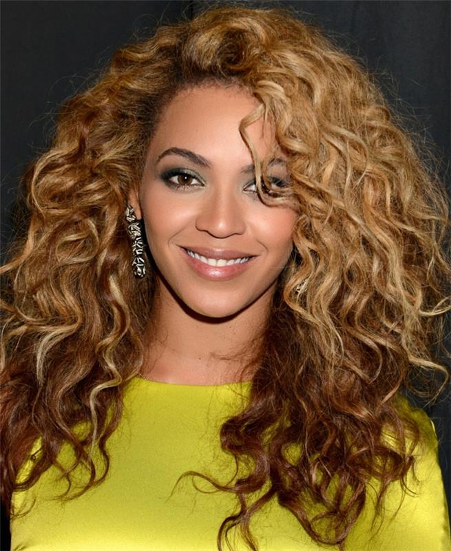 ovalna frizura, afro pričeska, beyonce, balayage, obsežni kodrasti lasje, boemska elegantna pričeska, rumena obleka