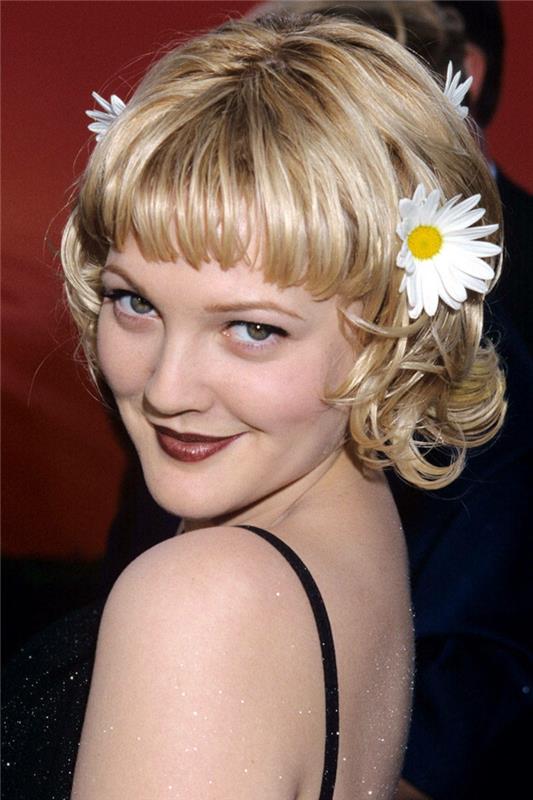 trumpo kirpimo moteris, Drew Barrymore su trumpu pakraščiu, saulėgrąžos plaukuose