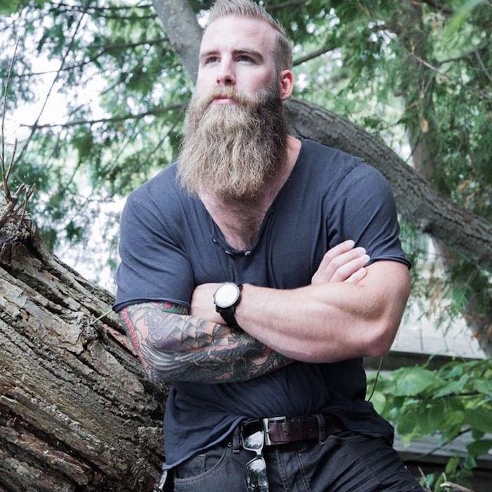 skandinavski vikinški hipsterski slog z dolgo brado s tetovažo