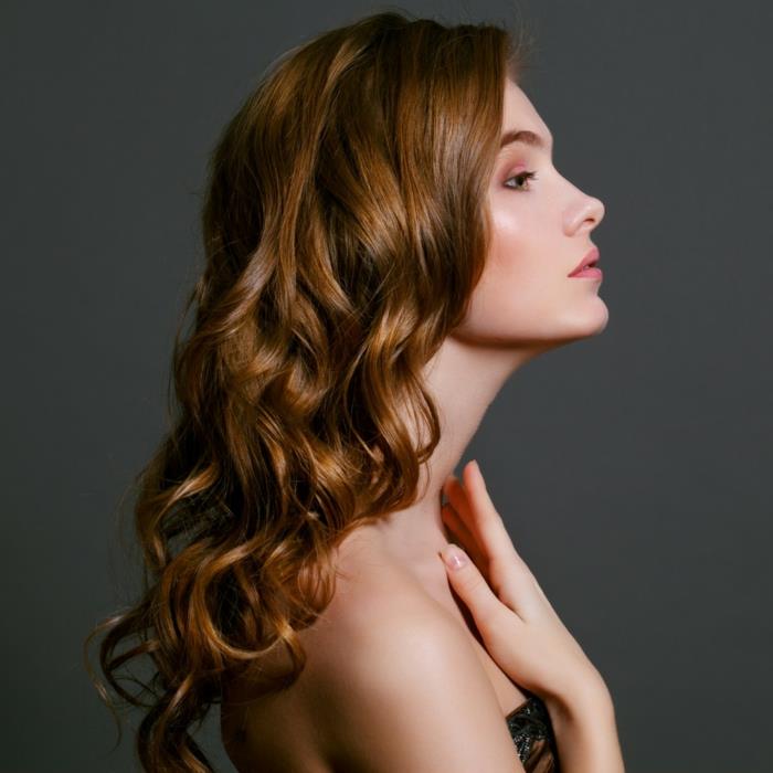 frizura-srednja dolžina-valoviti-lasje-kodri-elegantno oblikovana