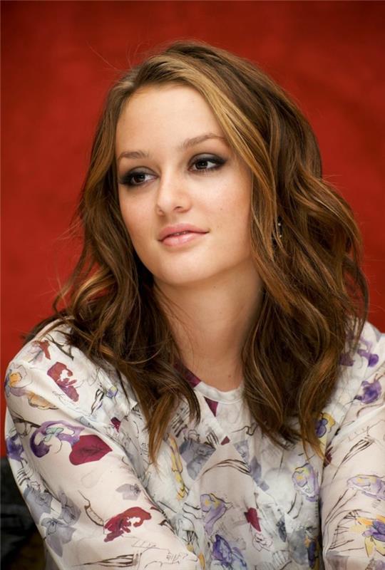 orta uzunlukta-dalgalı-saç-kesim-saç-bukleler-leighton-meesters-blair-waldorf-kıvırcık-saç