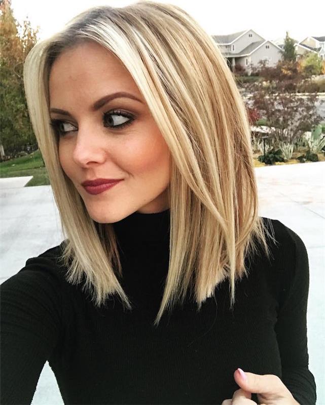 selfie fotografija ženske z dolgim ​​platinasto blond bobom z lahkim balayageom in črnim puloverjem