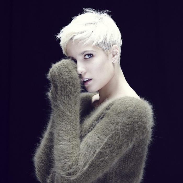 fantovska kroja ženska polarna blond barva, razbarušen fantovski slog, sivi bež zimski pulover