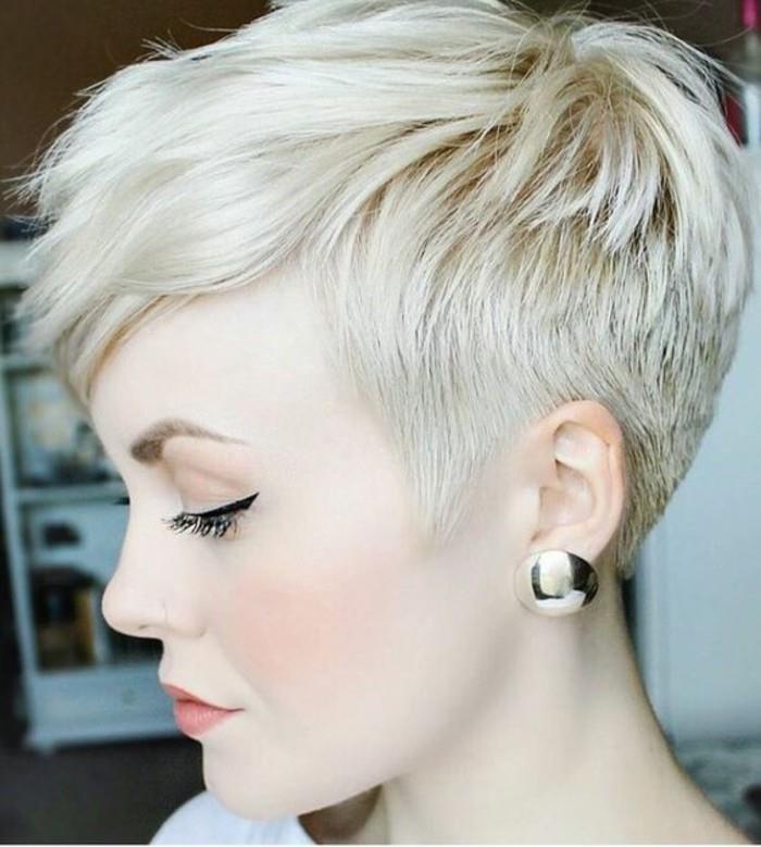 pixie-cut-platina-blond-frizura-kratka