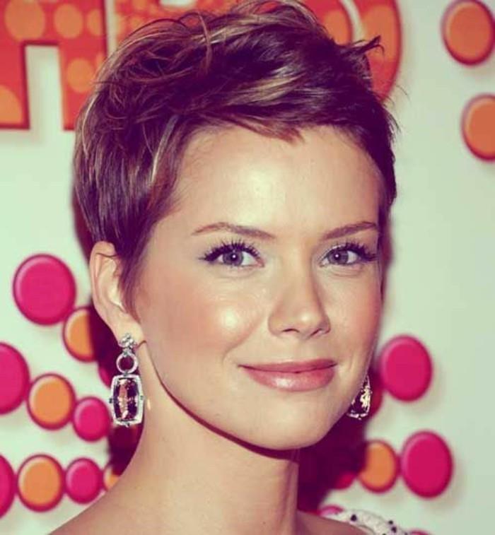 pixie-cut-brezčasna-model-pričeska-kratki lasje