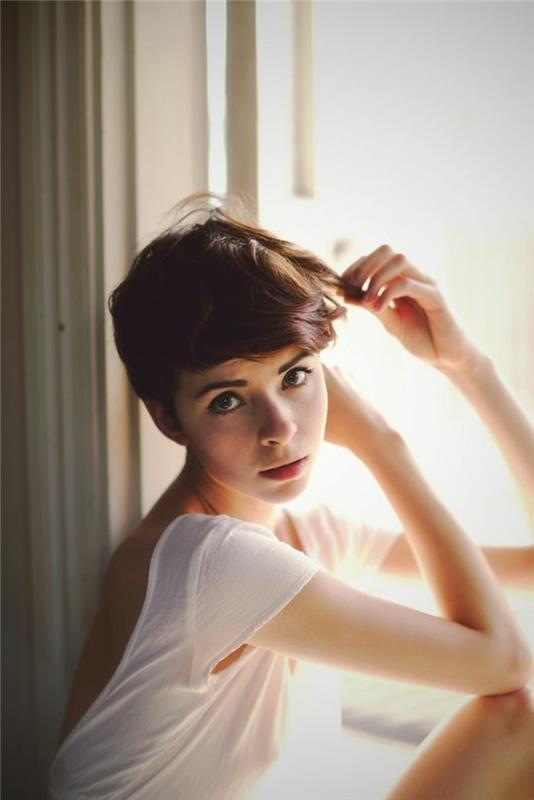 pixie-cut-model-short-cut-simple-and-chic