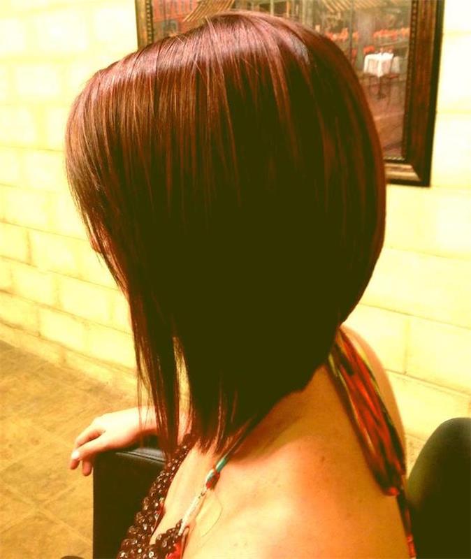 spuščena kvadratna frizura na pol dolga za lase z bakreno rjavo barvo