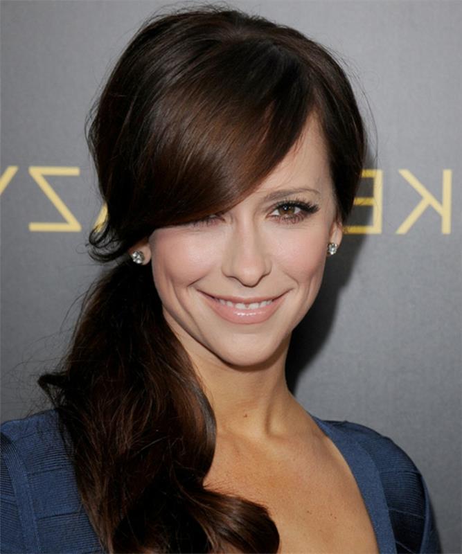pričeska za srček, bob, jennifer love hewitt, asimetrične šiške, dolgi rjavi lasje, vezani na stran