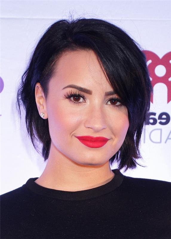 zelo kratka frizura, rdeče ustnice, ličila za rjave oči, Demi Lovato