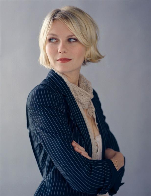 labai trumpo kirpimo moteris, šviesiaplaukė vienodo ilgio bobė, Kirsten Dunst su kostiumu