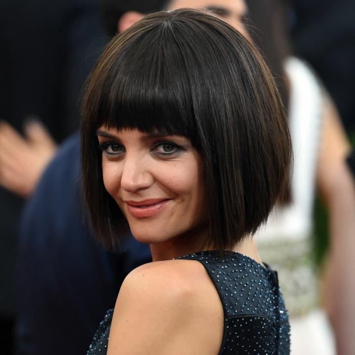 trendovska kratka frizura, klasični bob z resicami, Katie Holmes, trd bob s šiškami