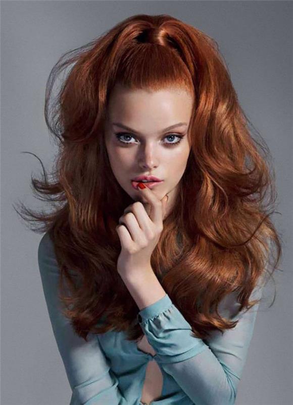 60'ların tarzı saç modeli kızıl saçlı kadın at kuyruğu hacmi sallayarak