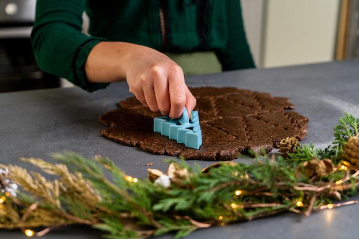 Noel ağacı şeklinde Noel kurabiyesi yapmak için bir çerez kesici kullanın, zencefilli kurabiye tarifi