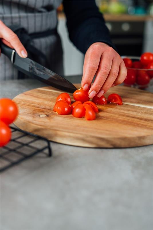 češnjev paradižnik narežite na kocke, da naredite paradižnikovo omako za zelenjavne špagete, zamislite, kaj storiti z bučkami